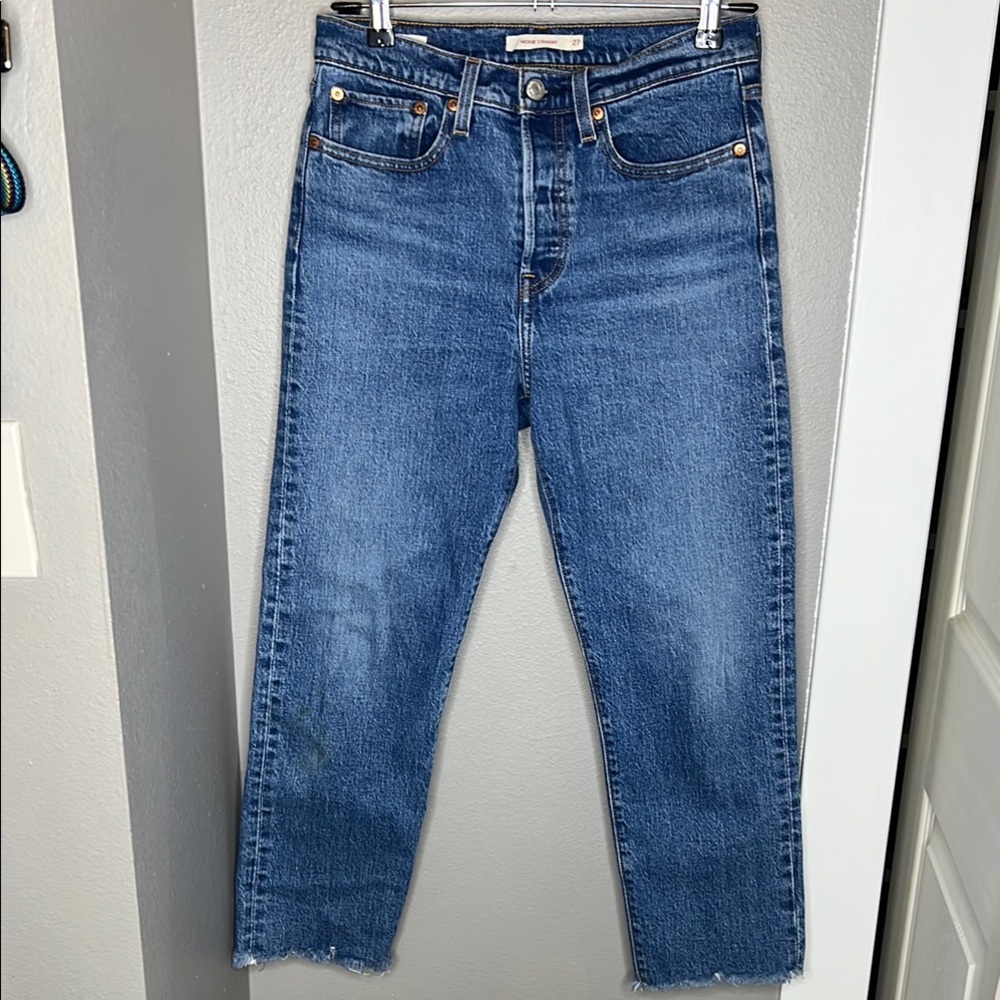 - Levi’s Premium Wedgie Straight Crop Size 27